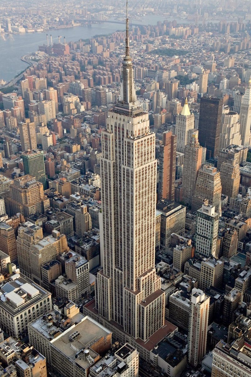 Photo aérienne de l’Empire State Building où l’on voit les “reculs” visibles depuis sa base.