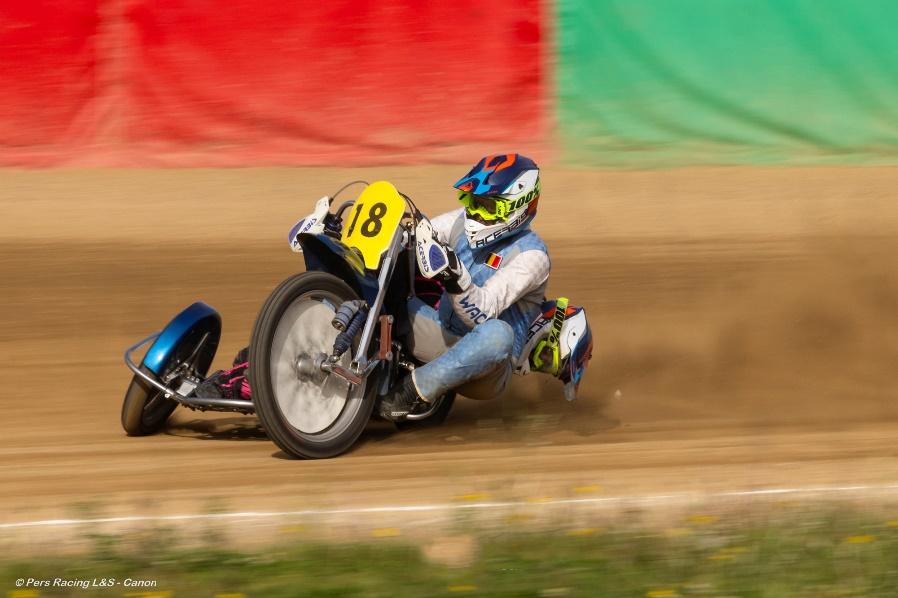 Afbeelding met sport, helm, buitenshuis, wiel

Door AI gegenereerde inhoud is mogelijk onjuist.
