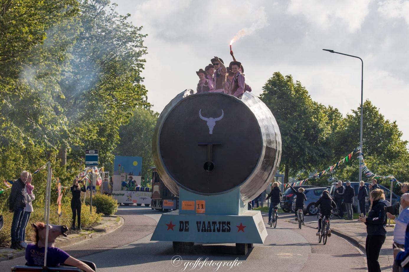 Kan een afbeelding zijn van 14 mensen en tekst