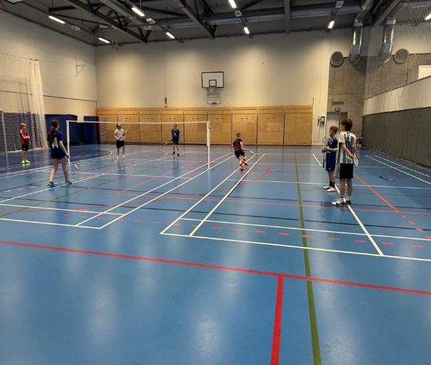 A group of people playing volleyball in a gym
AI-generated content may be incorrect.