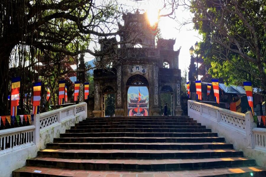 Huong Pagoda in the early morning sunlight. Source: Vigotrip 