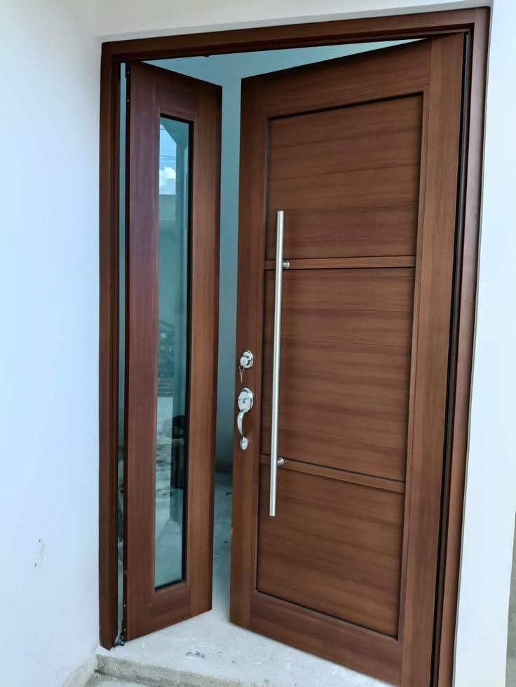 Pintu kupu-kupu dua daun dengan satu sisi lebih lebar (asimetris), memberikan sentuhan unik dan kontemporer.