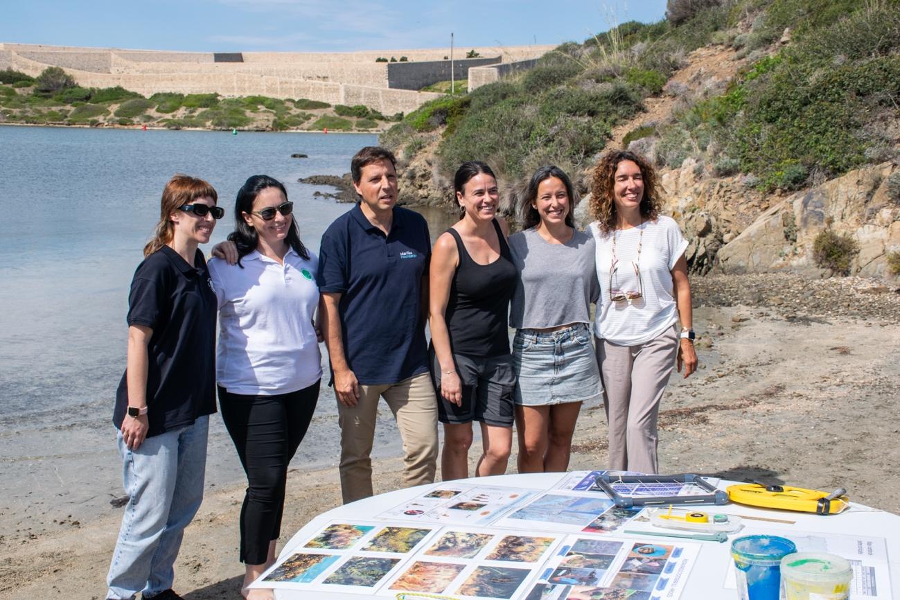 Grupo de personas en una playa

Descripción generada automáticamente