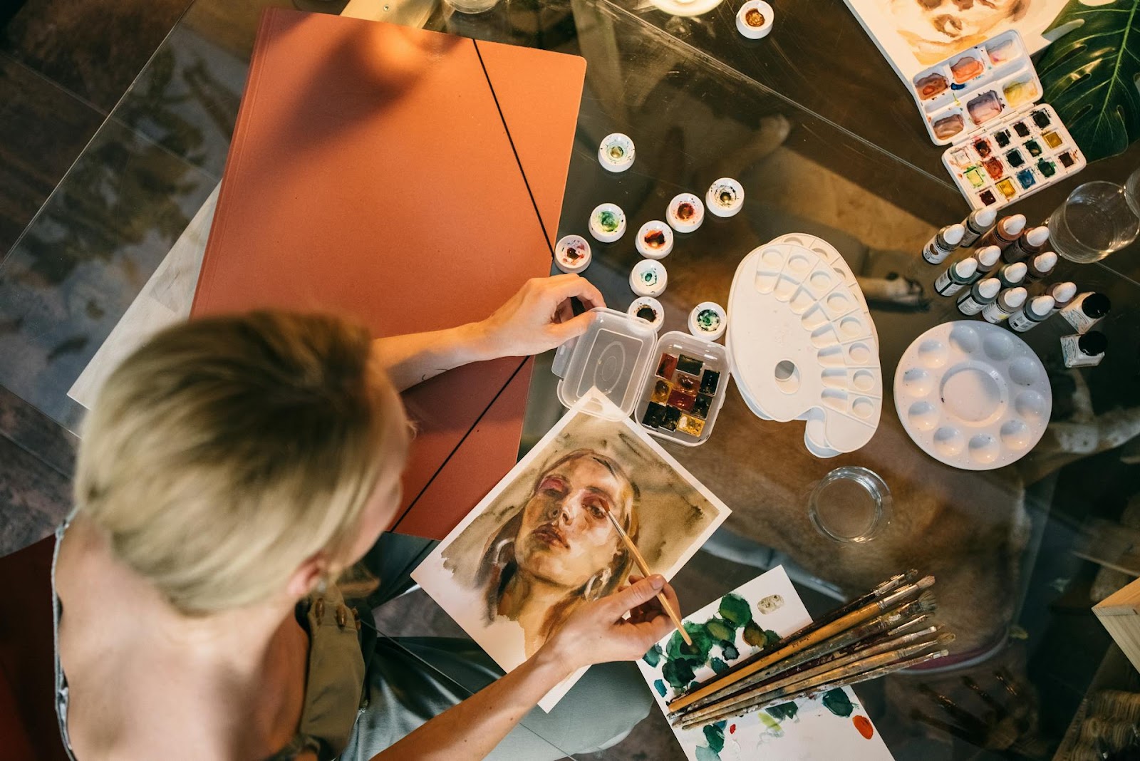 A woman painting | Source: Pexels