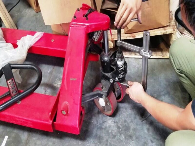 Khi tháo các đai ốc, bạn nên để ý và ghi nhớ từng vị trí để tí lắp lại cho chính xác Khi tháo các đai ốc, bạn nên để ý và ghi nhớ từng vị trí để tí lắp lại cho chính xác
