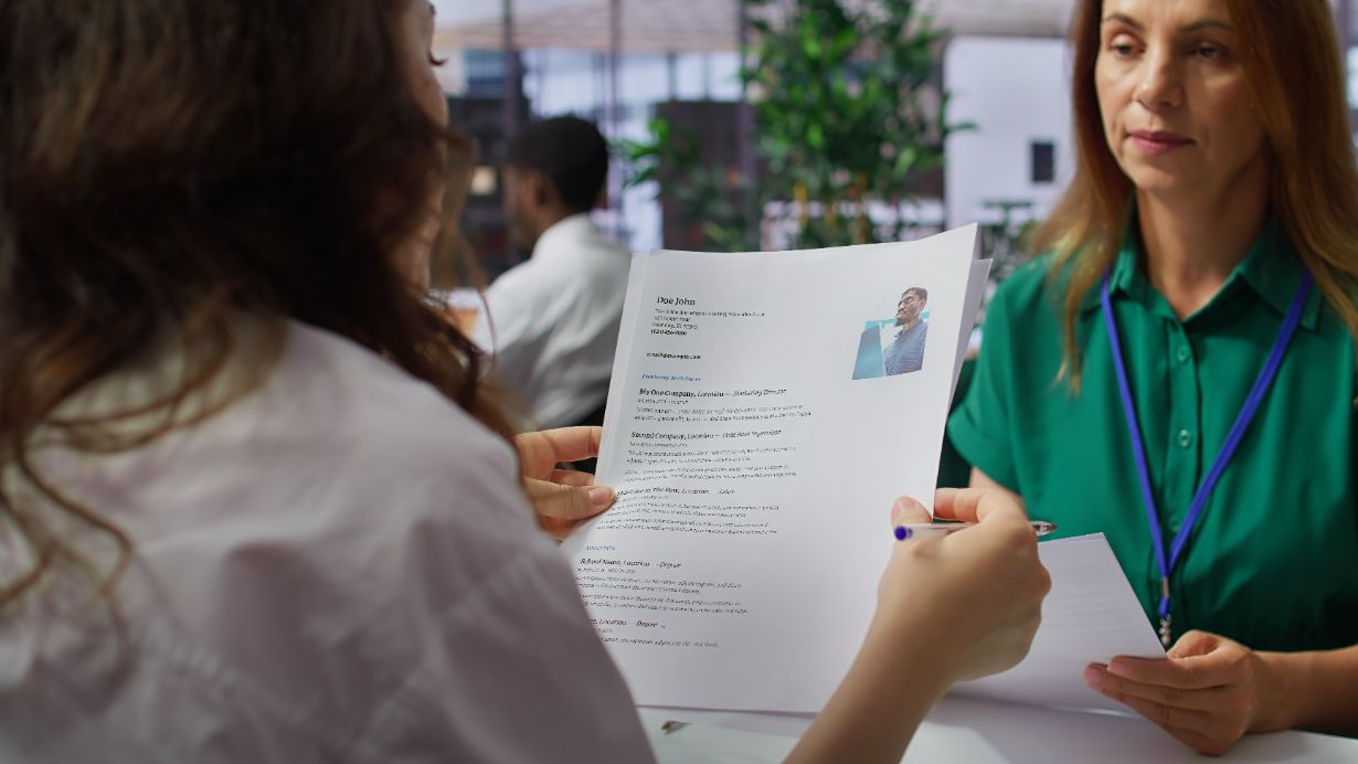 https://www.freepik.com/free-photo/hr-employers-analyzing-candidate-cv-after-job-interview_357319301.htm#fromView=search&page=3&position=14&uuid=04468ff7-db99-42e2-973d-64260118bf4a&query=Hr+sedang+review+CV