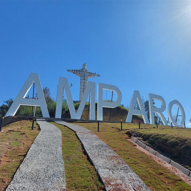 Mirante do Cristo Redentor com a placa escrito "Amparo"