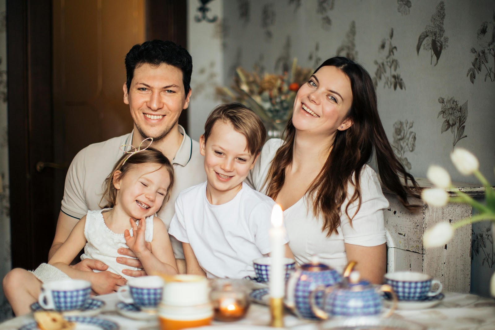 A family laughing | Source: Pexels