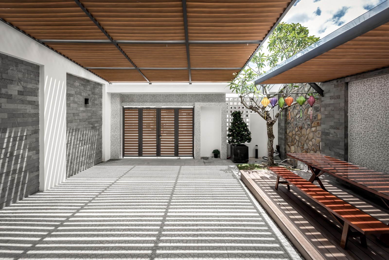 Nhà 3 tầng hiện đại kiểu mở giải quyết tốt bài toán chống nắng hướng chính tây
