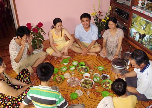 vietnamese families eating on the floor