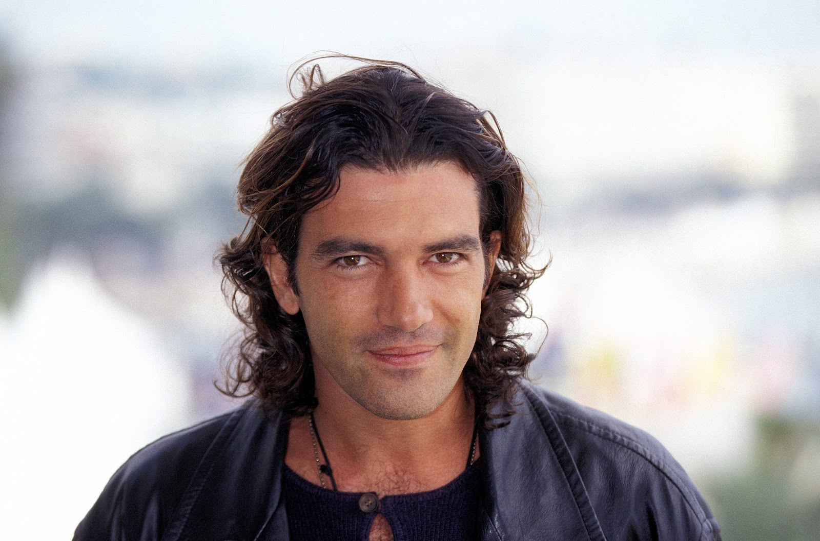 Antonio Banderas on the photo call for "Desperados" in Cannes, France on May 1, 1995. | Source: Getty Images