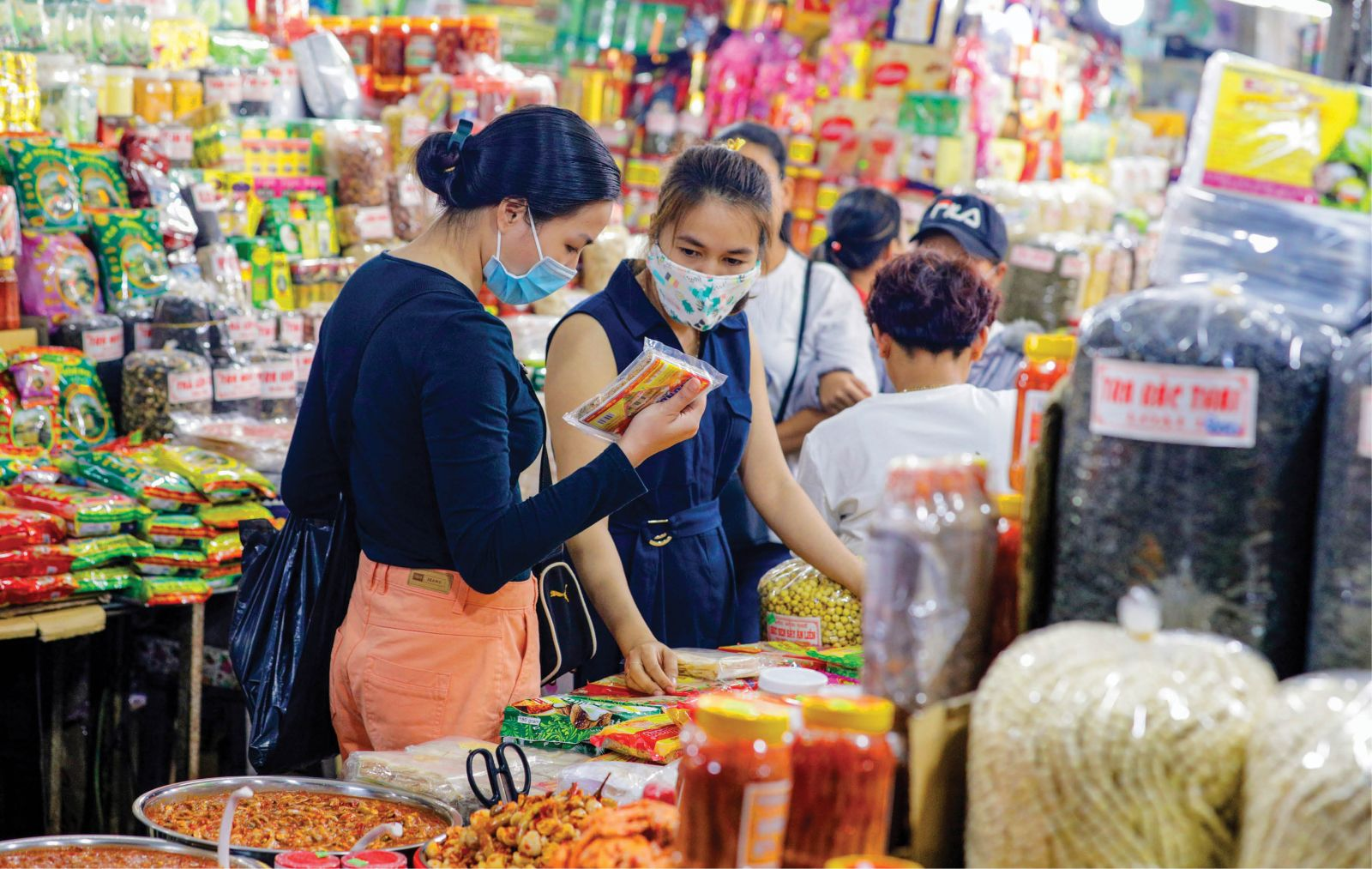 Lựa chọn trang phục gọn gàng, đơn giản khi dạo chợ, để tránh vướng víu bởi lượng người dạo chợ đông đúc