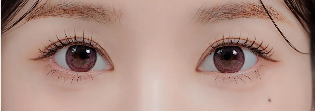 A close up of a person's eyes

Description automatically generated