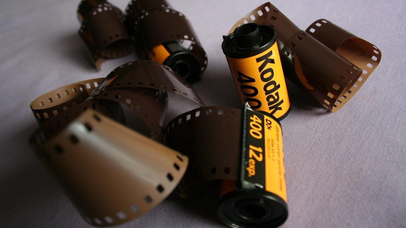 https://files.tecnoblog.net/wp-content/uploads/2024/11/filme-fotografico-kodak-edited.jpg