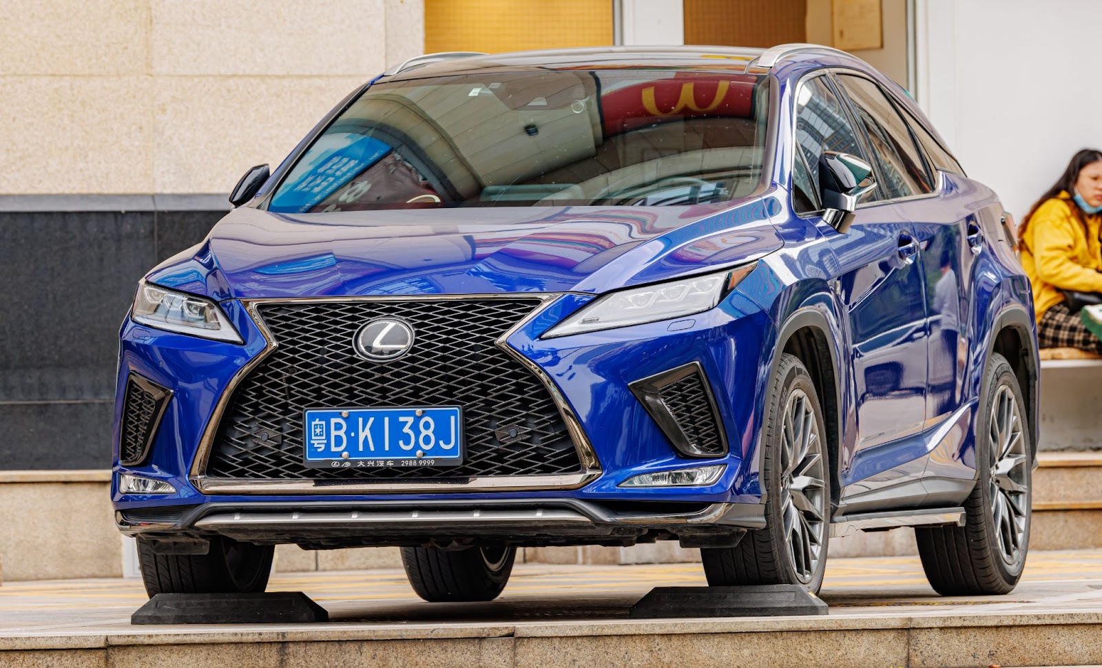 Авто-обзор: кроссовер Lexus RX второго поколения – премиум-класс по разумной цене.