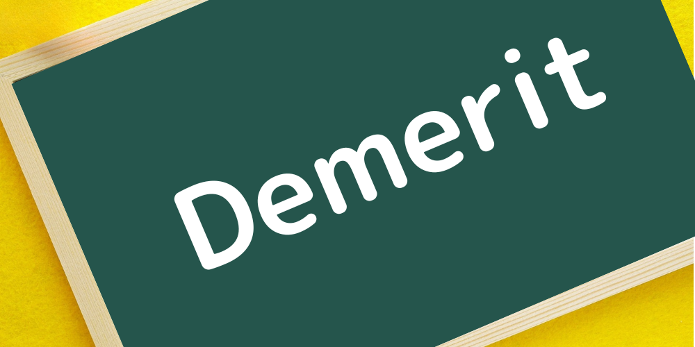  緑の黒板に白文字で斜めに「Demerit」と書かれたデメリット提示のシンプルな背景