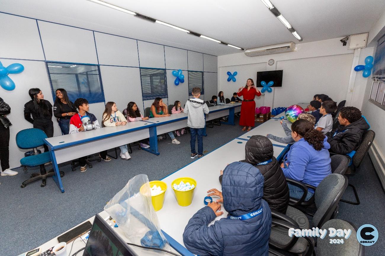 Grupo de pessoas sentadas em cadeiras

Descrição gerada automaticamente com confiança baixa