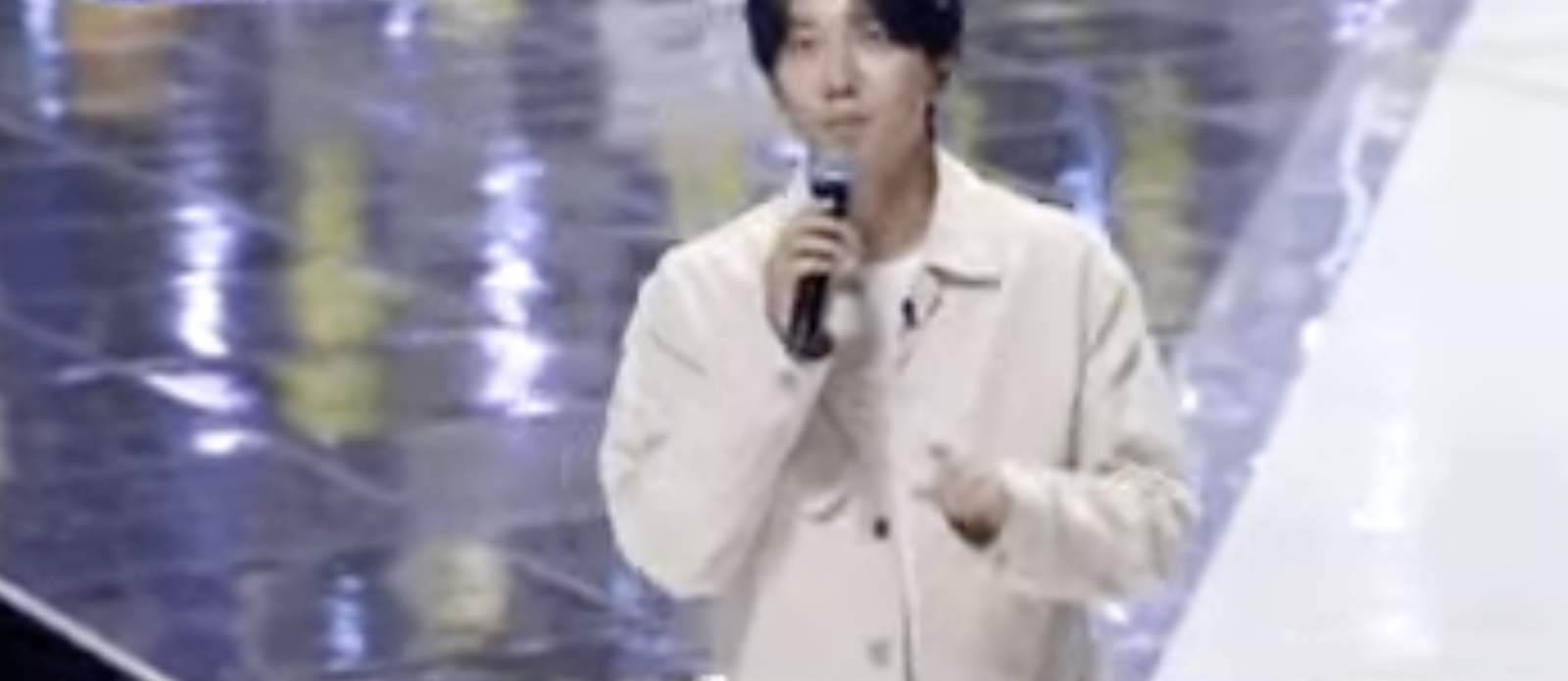 A picture of Lee Seung Gi in a show  singing