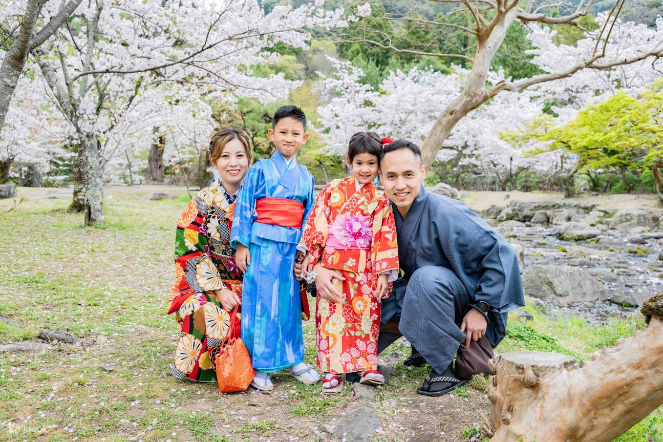 Servicio de fotografía profesional en Kioto especializado en vestimenta tradicional japonesa con sesiones ilimitadas para parejas y familias.
