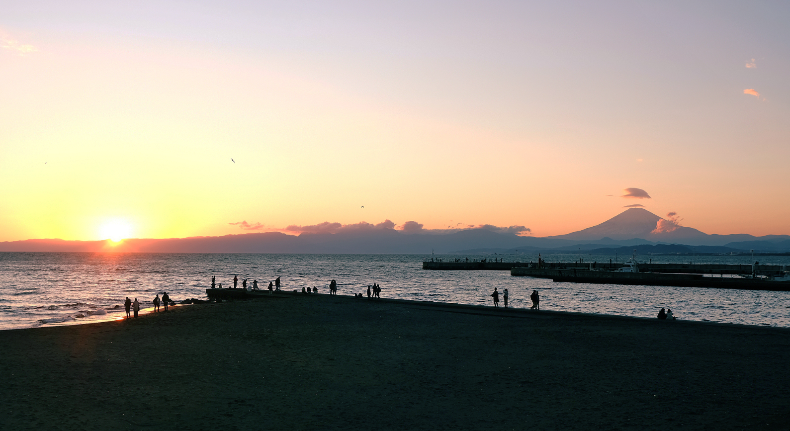 夕日と海と砂浜

自動的に生成された説明