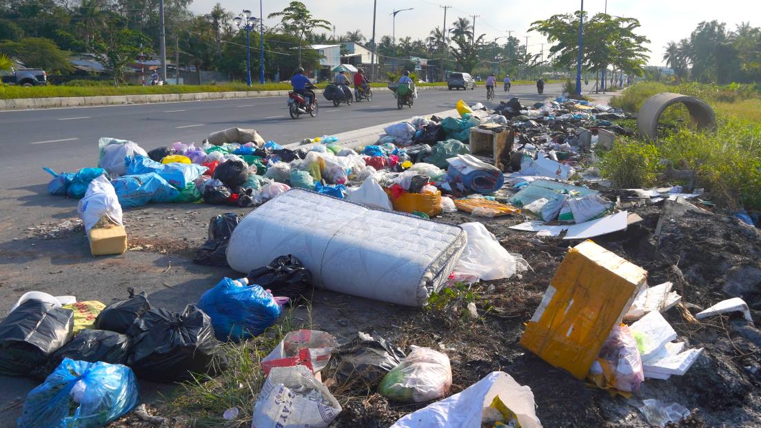 Ghi nhận của phóng viên Báo Lao Động chiều ngày 6.1 trên đường nối Cách mạng Tháng 8 và đường tỉnh 918 với tổng mức đầu tư hơn 500 tỉ đồng, thuộc quận Bình Thủy, TP Cần Thơ - nơi đây có rất nhiều loại rác được vứt lẫn lộn với nhau và tập kết thành nhiều điểm.