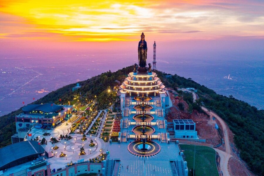 Ba Den Pagoda lies on a mountain known as the roof of the Southeast. Source: Nu cuoi Mekong 