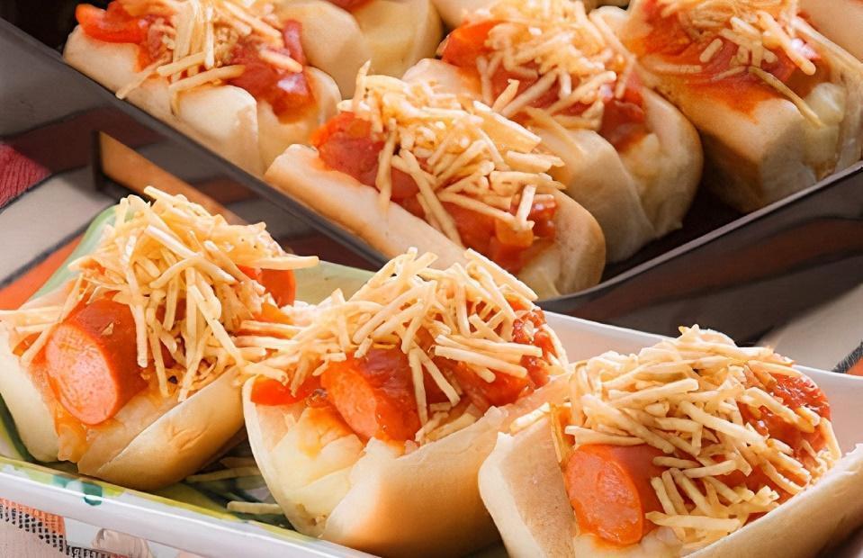 Cachorro quente com batata frita

Descrição gerada automaticamente