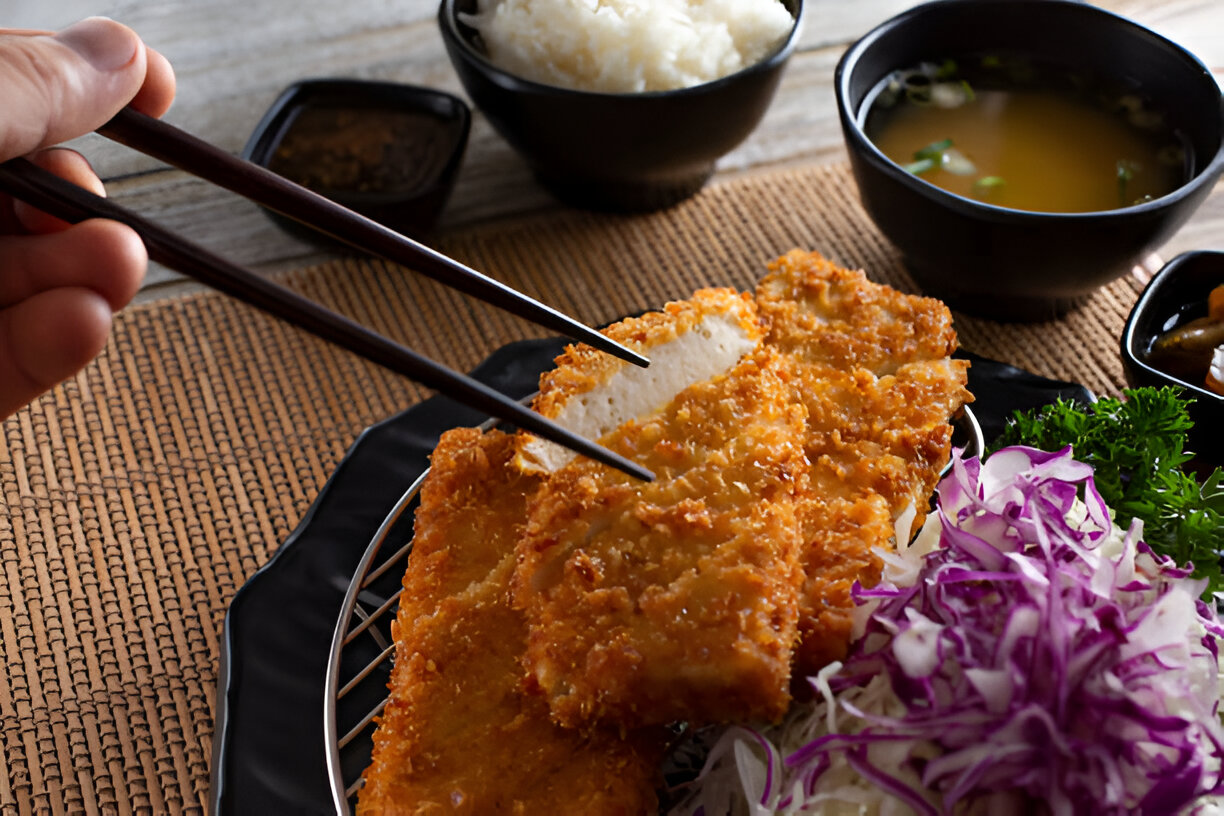 Tonkatsu set dengan nasi putih dan miso soup.
