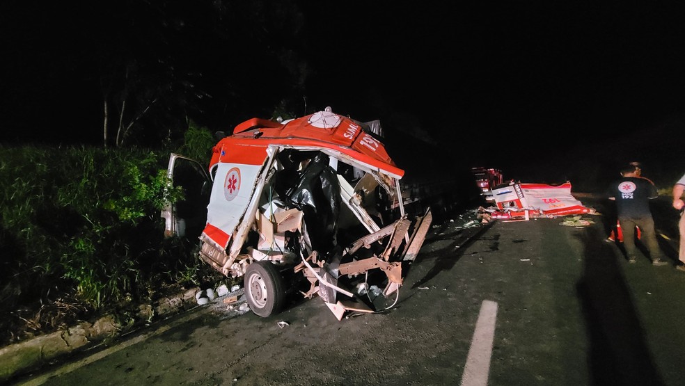 Batida entre caminho e ambulncia deixa mortos no Paran  Foto: Corpo de Bombeiros