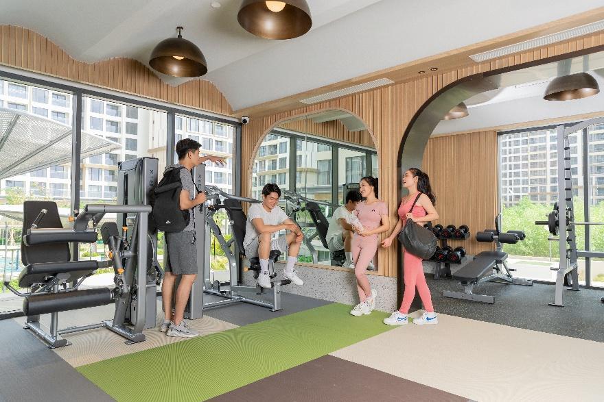 A group of people in a gym

AI-generated content may be incorrect.