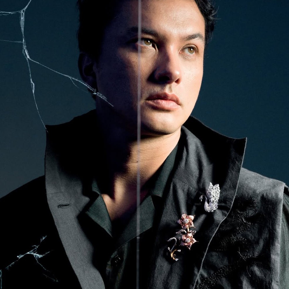 Nicholas Saputra Tampil Penuh Gaya dengan Diamond Jewellery MONDIAL