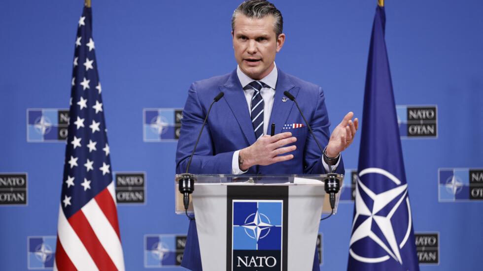 Le secrétaire américain à la Défense Pete Hegseth donne une conférence de presse à l'issue de la réunion des ministres de la Défense de l'Organisation du Traité de l'Atlantique Nord (Otan) au siège de l'Otan à Bruxelles, le 13 février 2025.