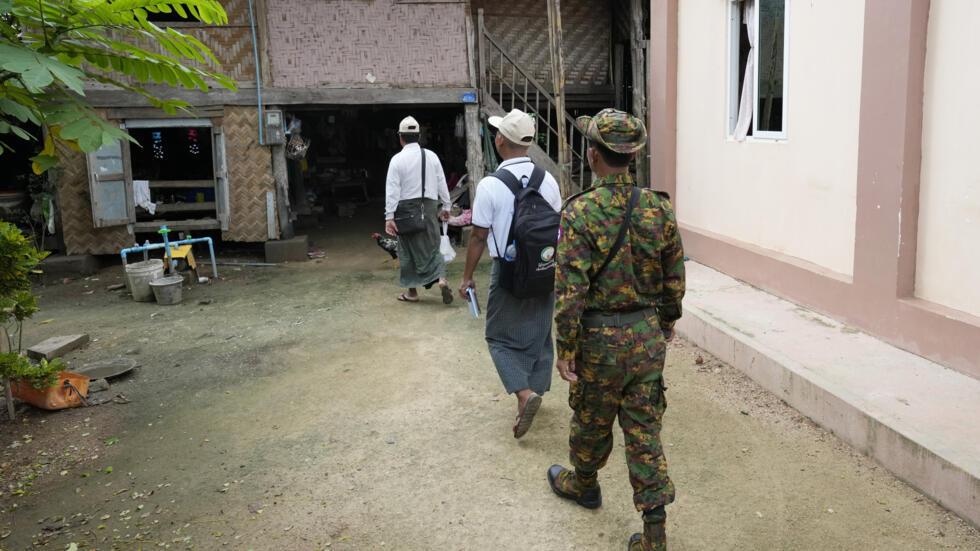 Les quipes de recenseurs en Birmanie accompagnes de policiers et de militaires de la junte, comme ici  Naypidaw, le 1ᵉʳ octobre 2024.