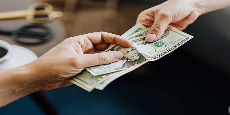 Cho người khác tiền trong mơ có ý nghĩa gì?