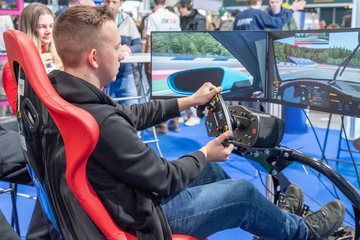 A képen személy, ruházat, ember, kültéri látható

Automatikusan generált leírás