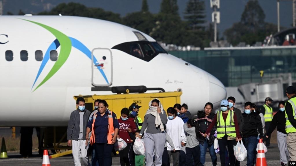 被美国驱逐出境的危地马拉移民抵达危地马拉空军基地后走上跑道。 2024年总计有超过 61,000危地马拉无证移民被美国驱逐出境。(法新社:2024年12月27日)