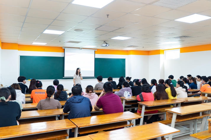 The English Faculty’s Students Enthusiastically Learn Teaching Skills