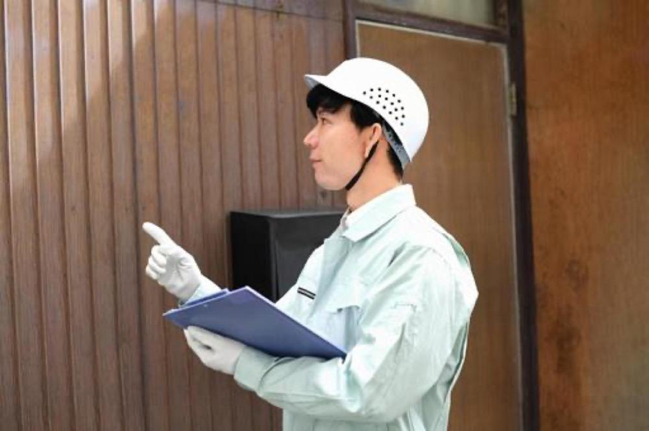定期点検を行う作業員
