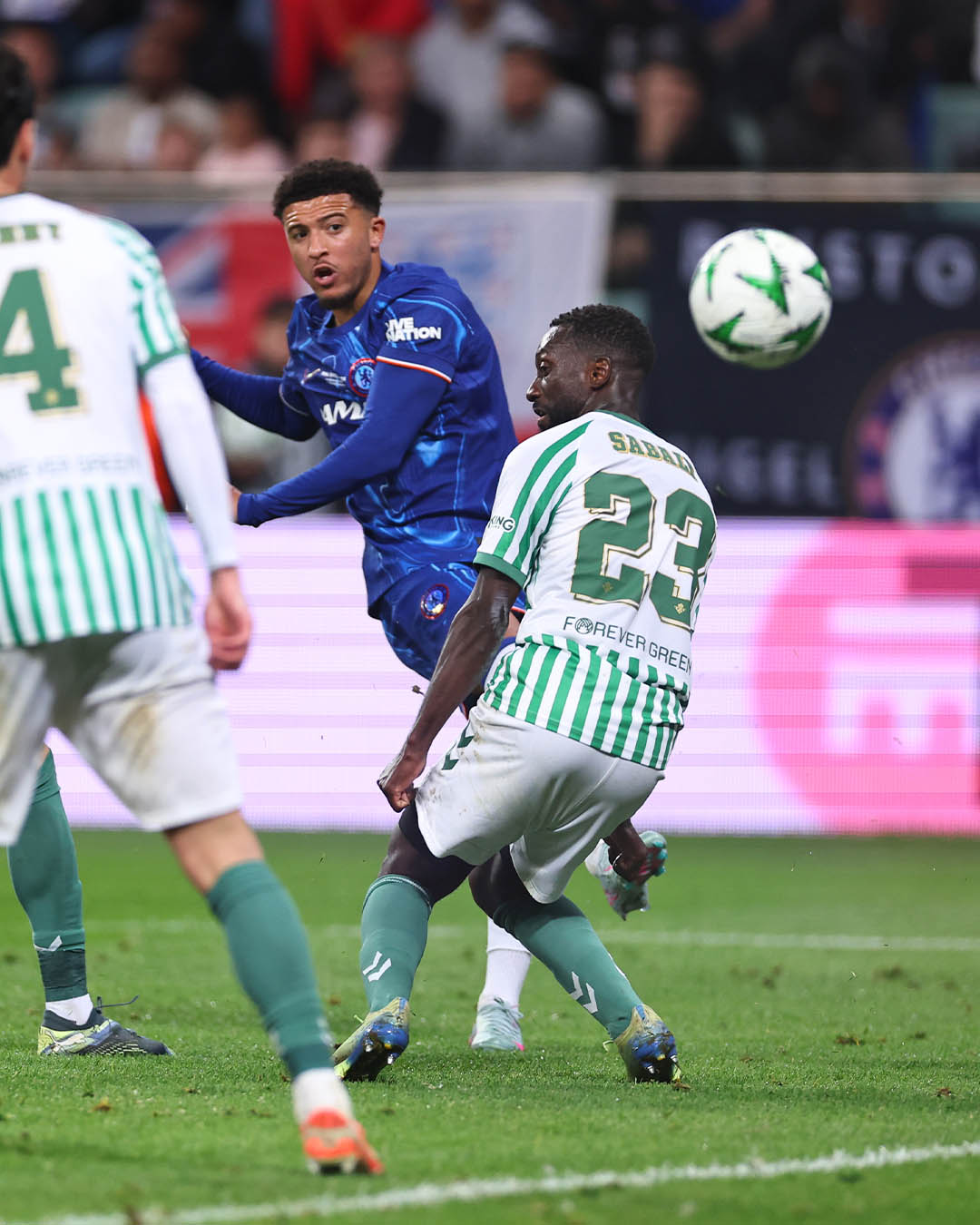 Jadon Sancho finalizando para o gol