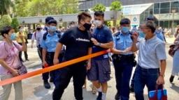 有支持及反对白衣人的市民,7月22日首宗7-21暴动案判刑后在法院大楼外互相指骂,警方围起封锁线分隔 (美国之音/汤惠芸)