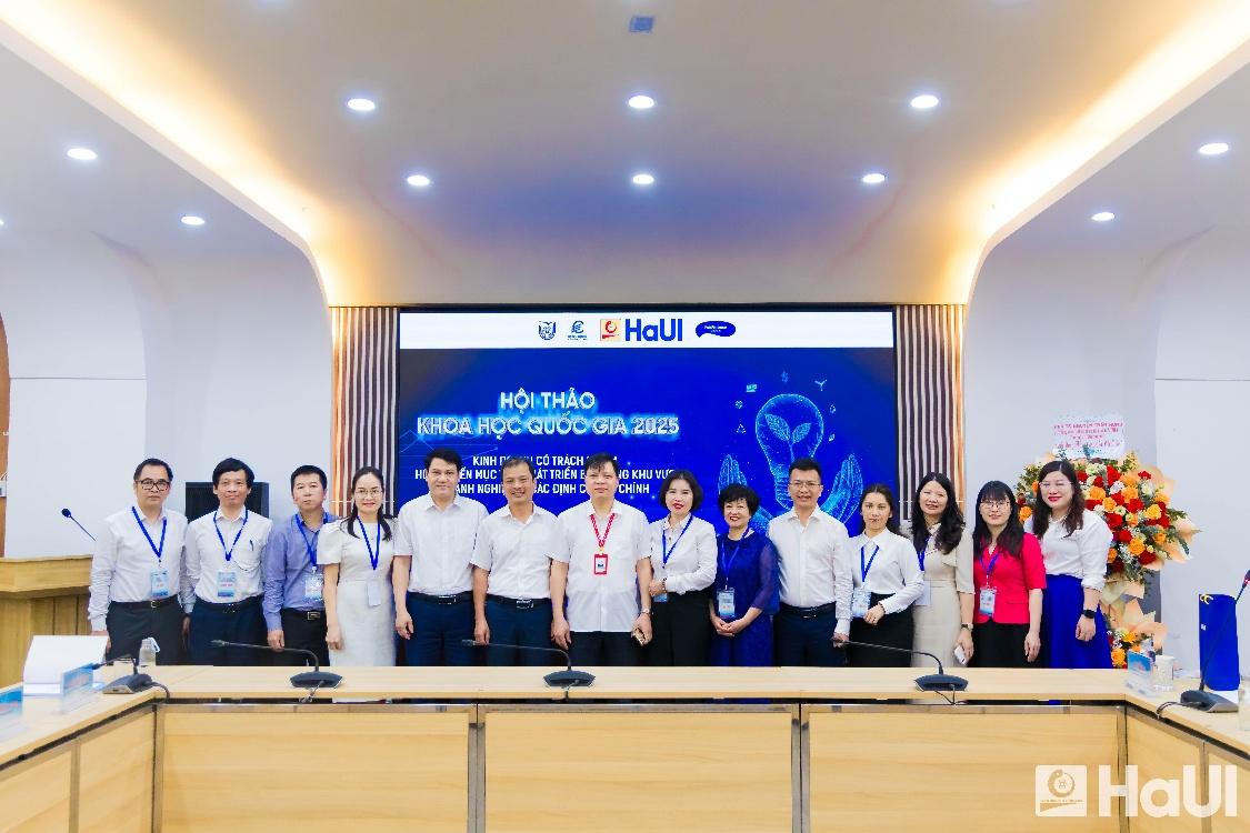 A group of people standing in front of a large screen

AI-generated content may be incorrect.