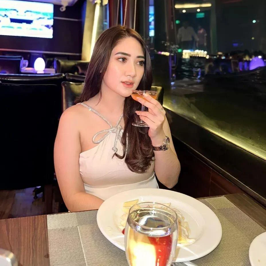 Tatapan Mata Cewek Indo yang Sulit Dilupakan, tatapan menggoda, gadis cantik, cewek imut