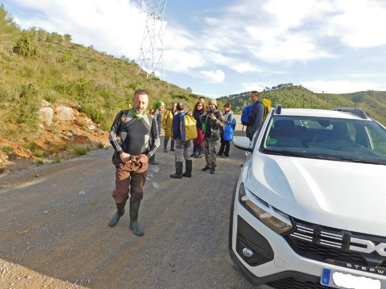 Un hombre parado al lado de un coche

Descripción generada automáticamente