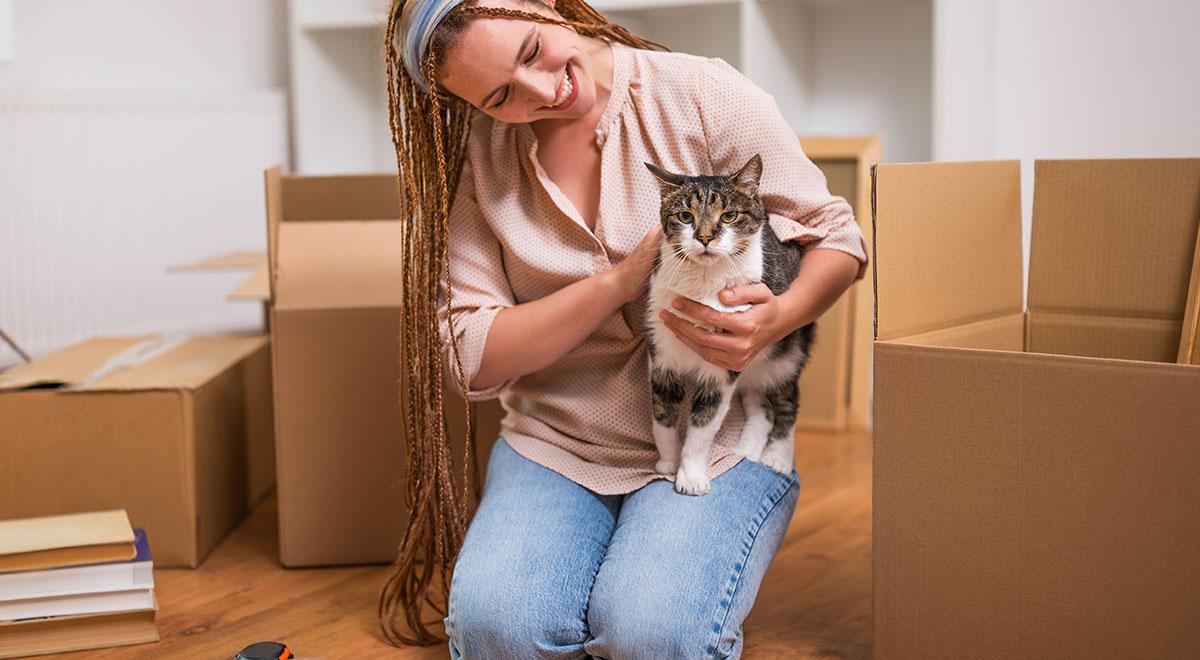 Mulher com gato no colo

Descrição gerada automaticamente com confiança média