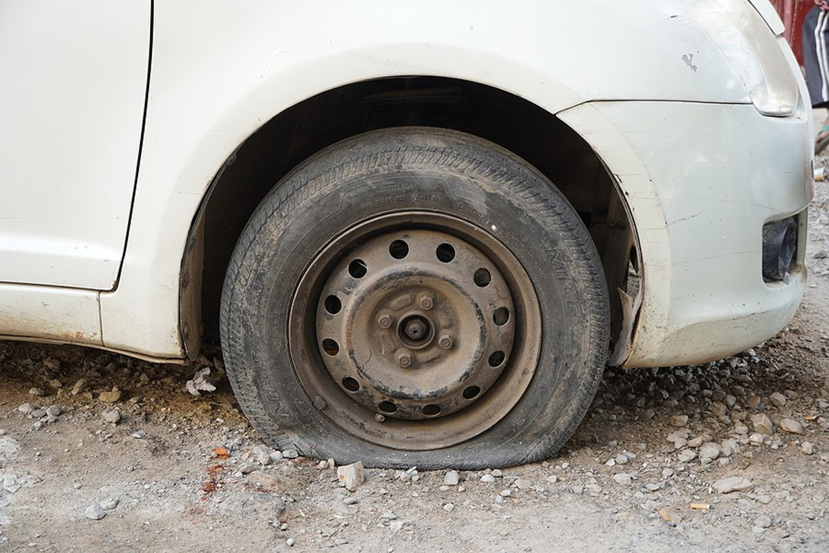 Tyre related issues in cars include puntures, uneven wearing, wheel wobble, low tread depth.