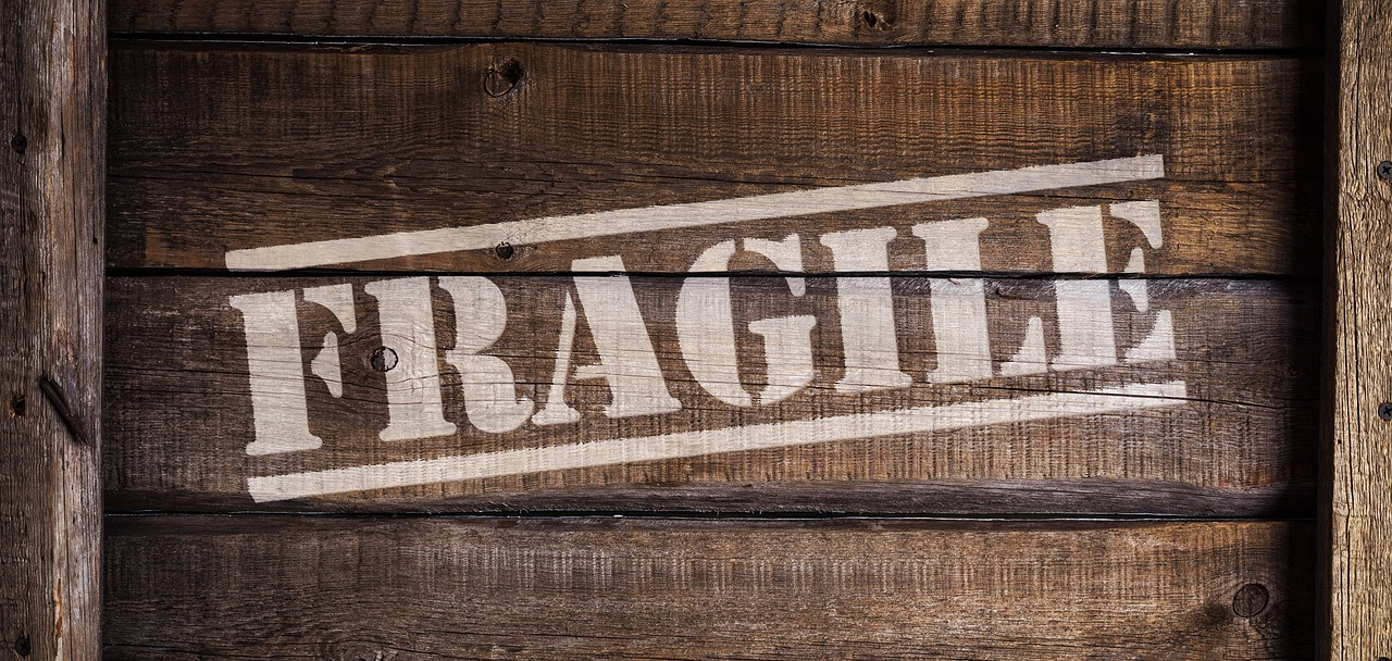 https://pixabay.com/photos/package-box-fragile-wood-plank-2072221/