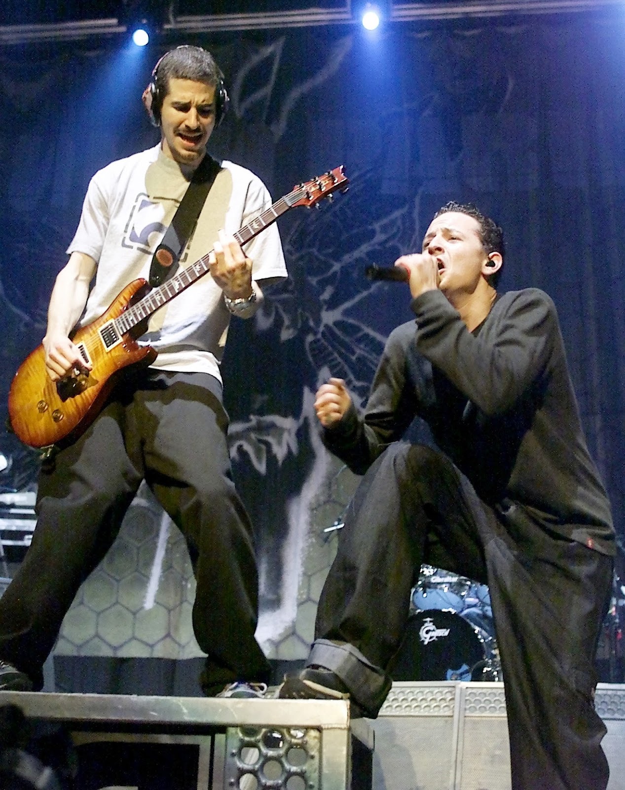 Chester Bennington performs during the last stop of the Projekt Revolution Tour on February 24, 2002 | Source: Getty Images