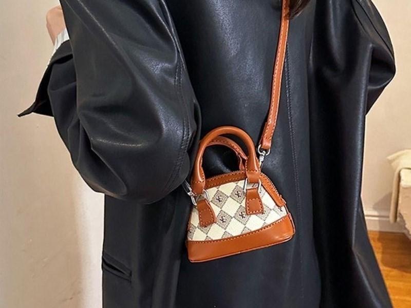 Túi đeo chéo nữ đi chơi cá tính giá rẻ và thời thượng: Top 5 dòng sản phẩm hot nhất cho các nàng