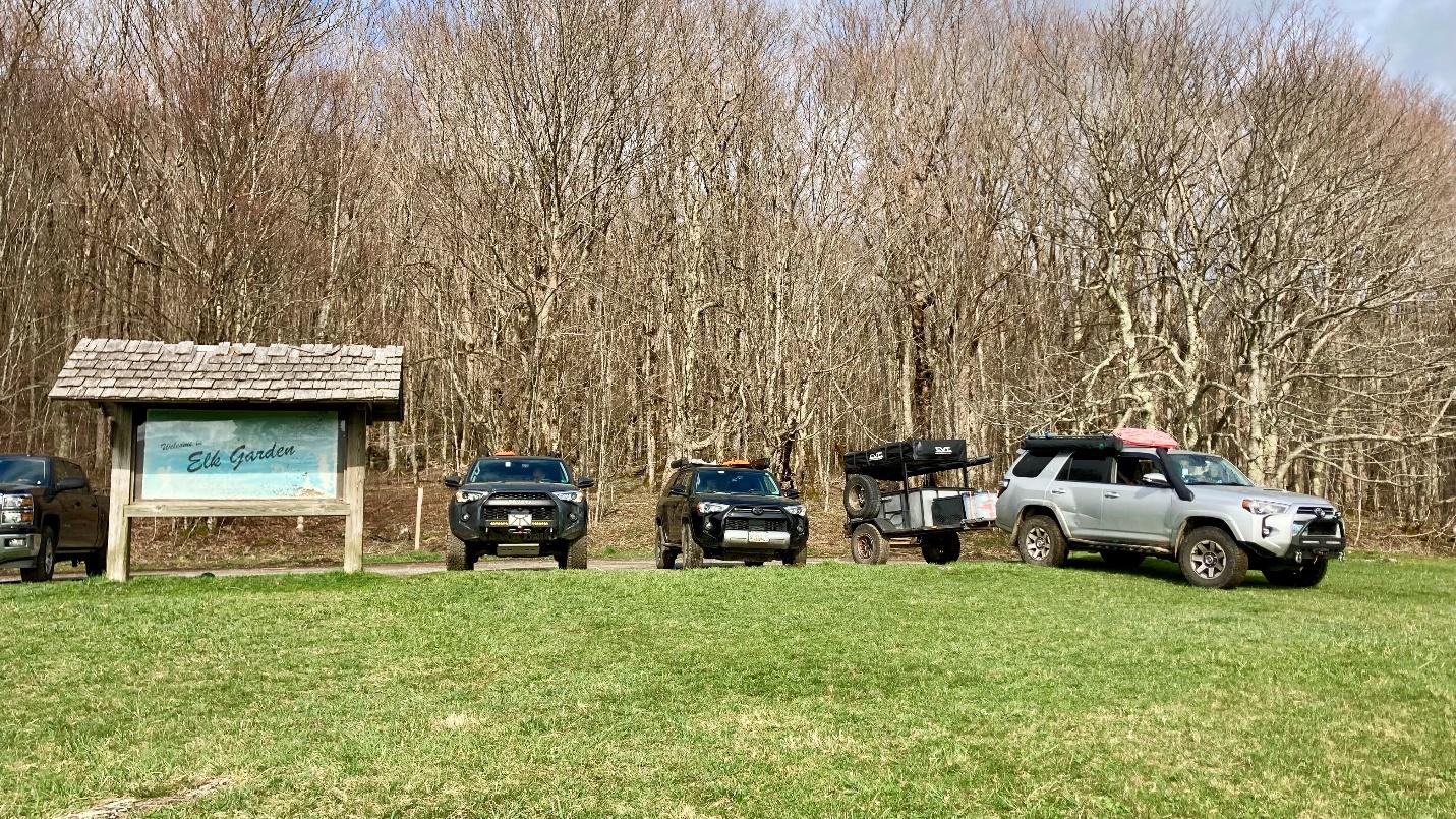 A group of cars parked in a field

AI-generated content may be incorrect.
