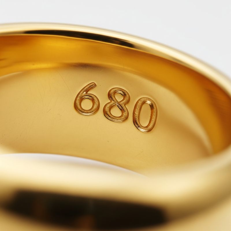 Dấu “680” khắc sắc nét trên mặt trong nhẫn vàng tây hợp kim